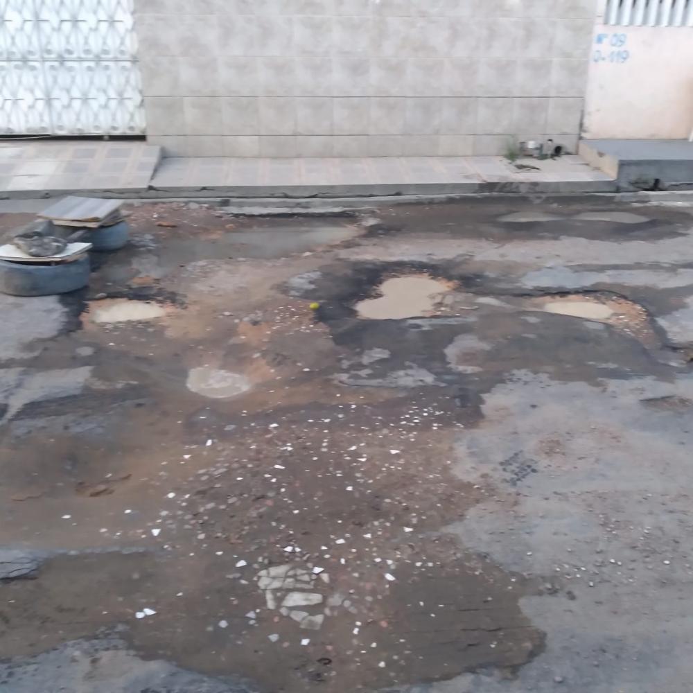 Moradores pedem ajuda para revitalizar avenida esburacada no Conjunto Francisca Mendes