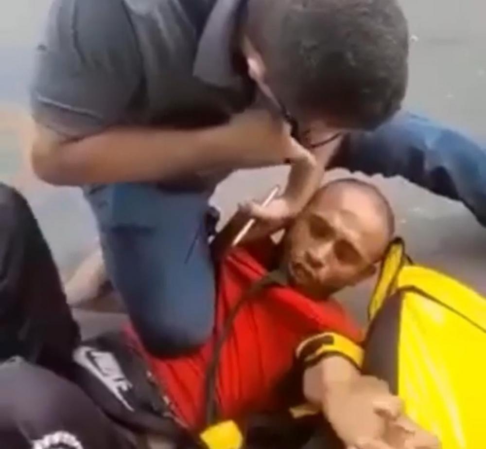 Motoboy é agredido por um homem em frente ao Hospital 28 de Agosto em Manaus 