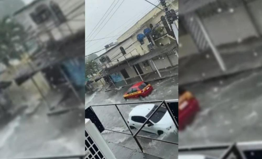 Rua fica alagada e moto é levada durante forte chuva em Manaus