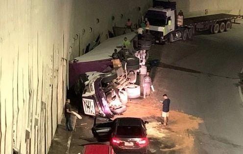 Carreta tomba no Complexo Viário 28 de Março no Tarumã, em Manaus