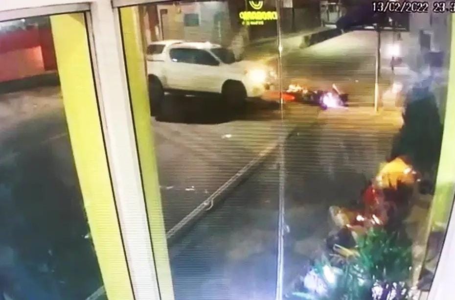 Motoboy é atingido por picape e motorista foge sem prestar socorro; veja o vídeo