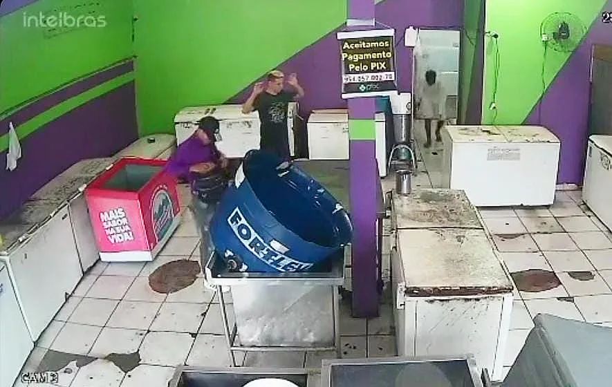Imagens mostram assalto à empresa de Açaí no bairro Colônia Terra Nova, em Manaus