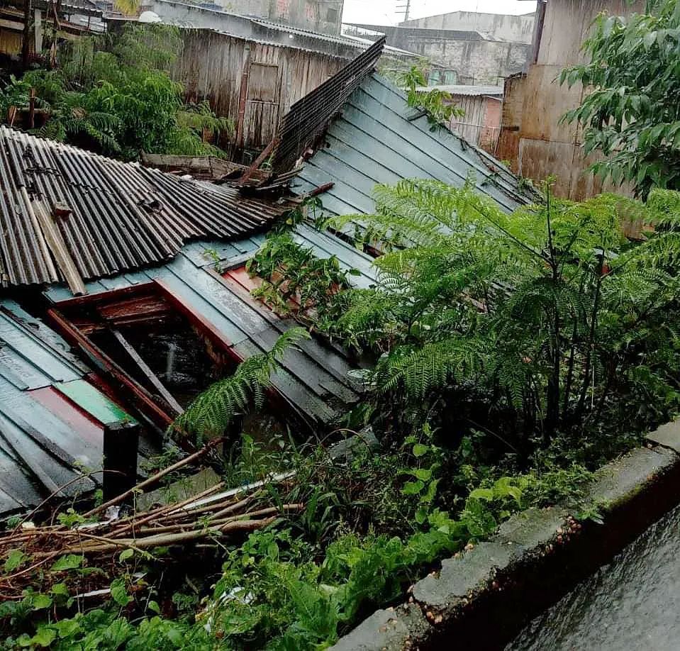 Casa desaba durante forte chuva em Manaus nessa segunda-feira (7)