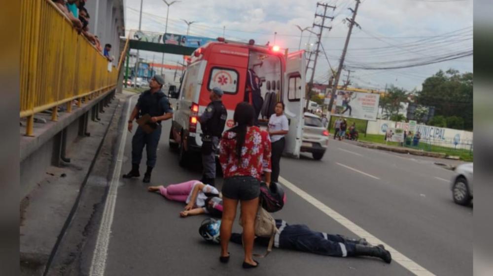 Mulher é atropelada por moto ao tentar atravessar avenida em Manaus