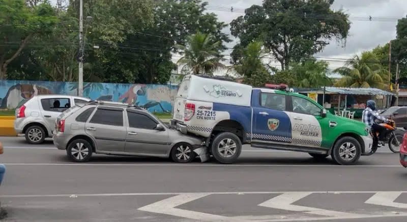 Carro perde o controle e colide contra viatura da polícia em Manaus