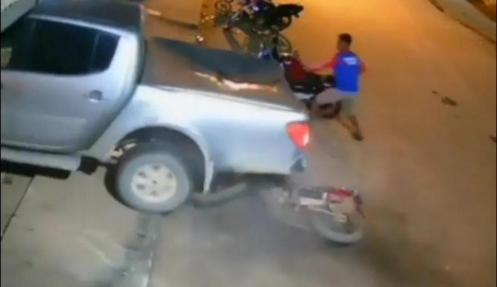 Caminhonete invade estacionamento, atinge mototaxista e entra em bar no Pará; assista ao vídeo