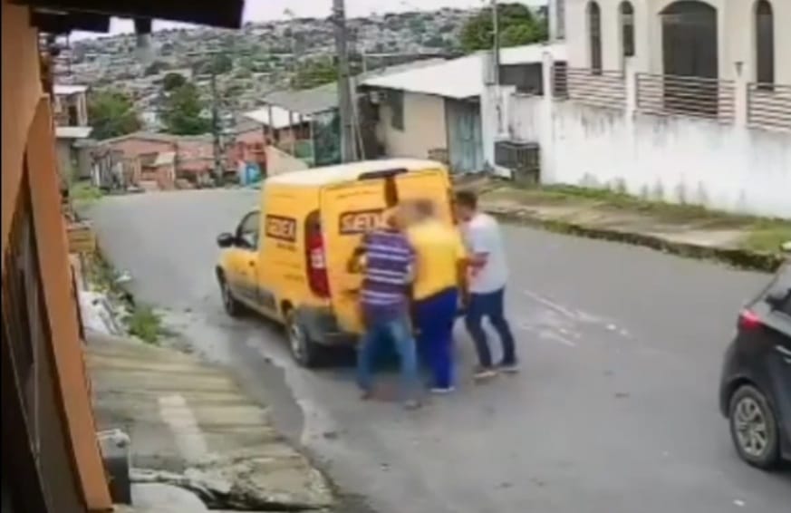 Homens armados rendem funcionário dos Correios e roubam mercadorias