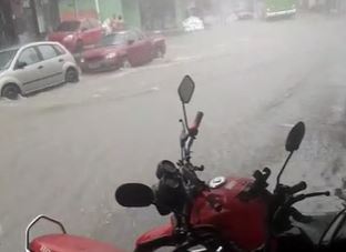 Chuva forte deixa vários pontos de Manaus alagados neste domingo (20)