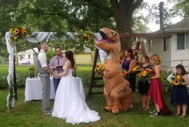 Madrinha entra no casamento da irmã fantasiada de tiranossauro, nos EUA 