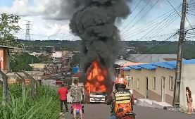 Micro-ônibus da linha 842 pega fogo e fica totalmente destruído, em Manaus