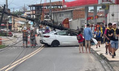 Motorista tenta beijar amiga, perde a direção do carro e colide contra poste em Manaus