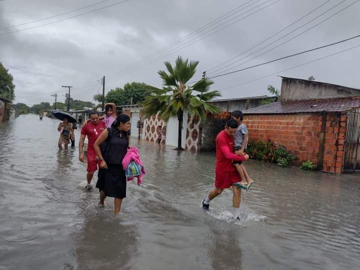 Parintins fica alagada e famílias perdem bens após forte chuva que durou 19 horas; veja vídeos 