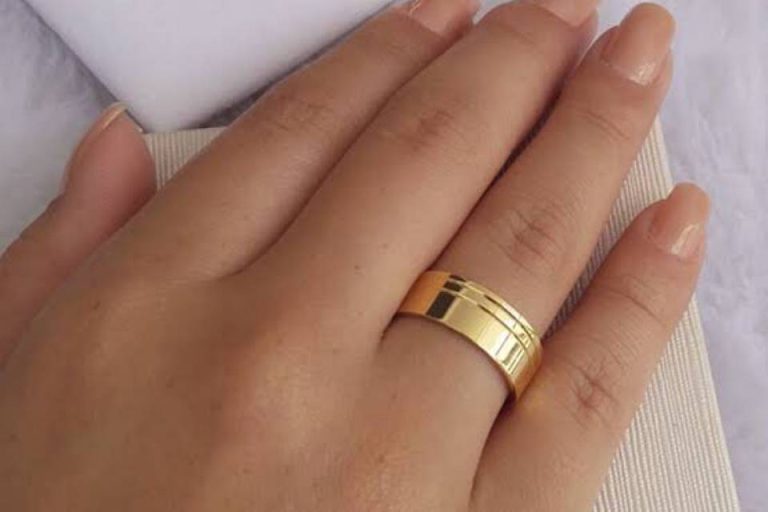 Babá é investigada por furtar aliança de ouro avaliada em R$ 5 mil