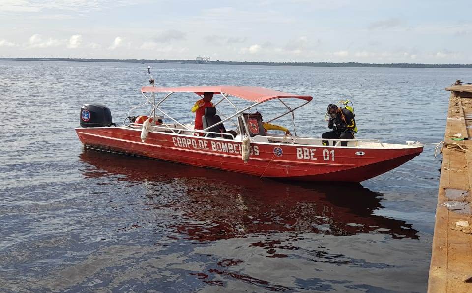 Bombeiros dão fim às buscas por menina que caiu no rio junto com a mãe