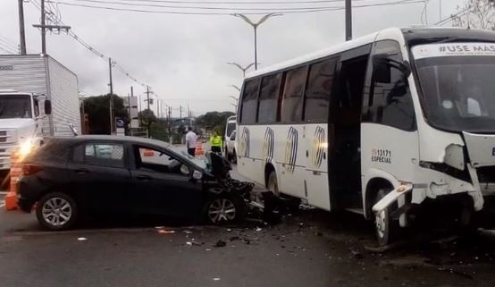 Carro colide com micro-ônibus e mais dois acidentes são registrados na manhã deste sábado chuvoso em Manaus