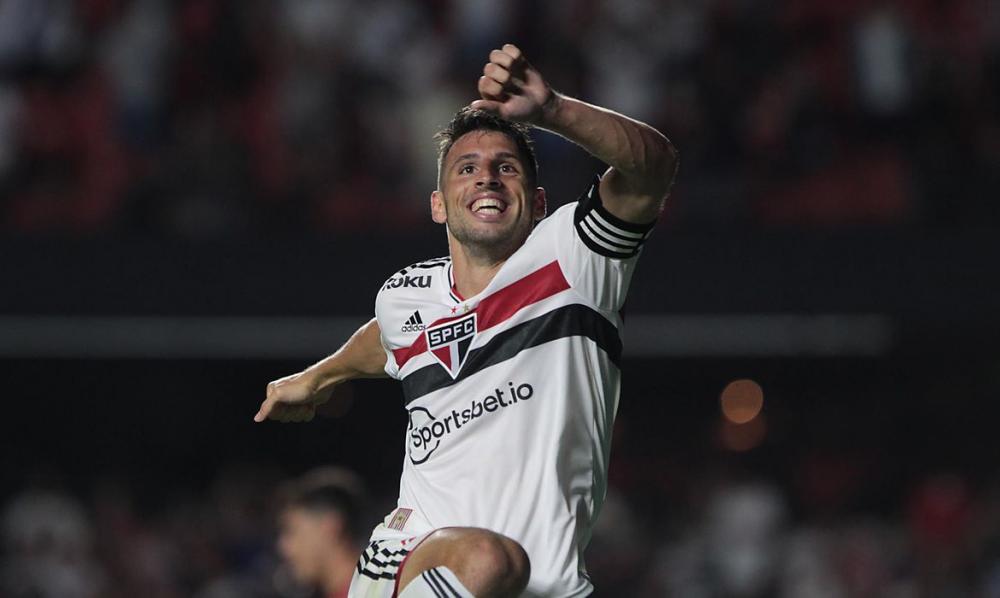 São Paulo goleia Athletico-PR com 4 a 0 e assume liderança no Campeonato Brasileiro