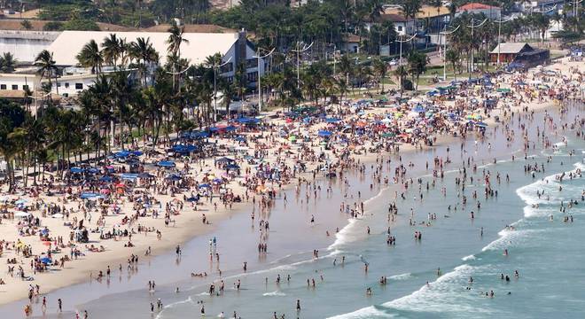 Praias lotadas, afogamentos e trânsito marcam feriado pelo Brasil