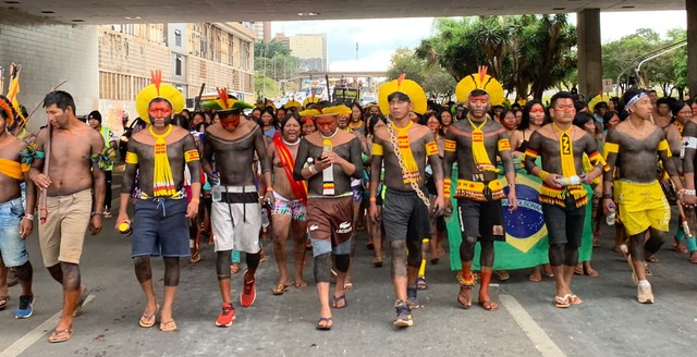 Indígenas revoltados jogam tinta vermelha no Ministério de Minas e Energia