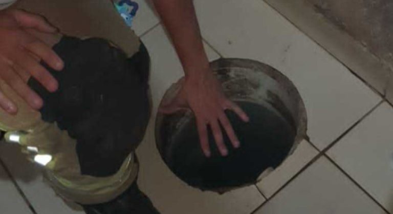 Criança se afoga após cair dentro de uma caixa de gordura