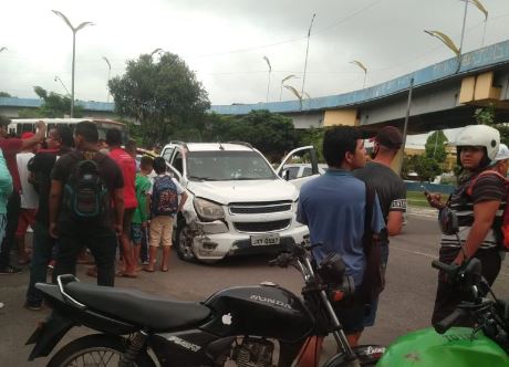 Homem fica gravemente ferido após seu carro ser fuzilado na Zona Leste de Manaus