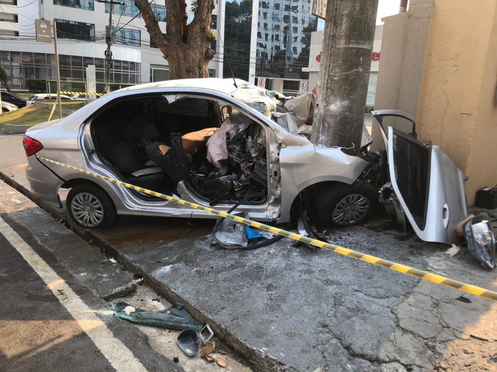 Motorista morre ao colidir com poste em avenida de Manaus