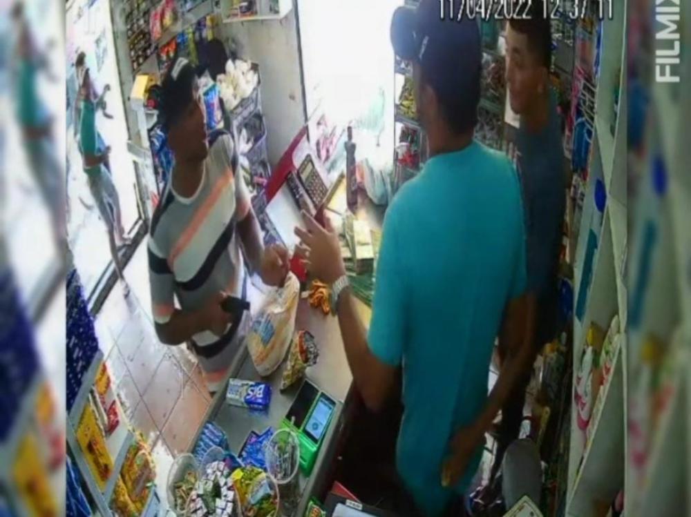 Vídeo: Assaltantes levam relógio e dinheiro de comerciante no Braga Mendes, em Manaus