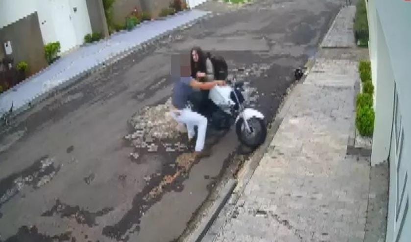 Vídeo: Mulher impede roubo de moto ao lutar com assaltante em MG