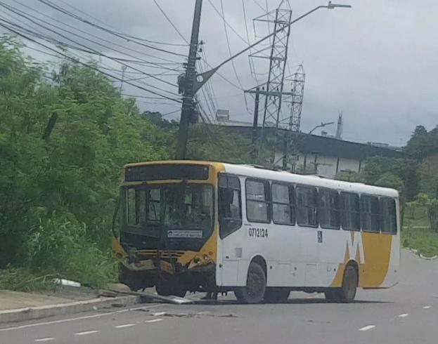 Após perder o freio de mão, micro-ônibus destrói ônibus em Manaus
