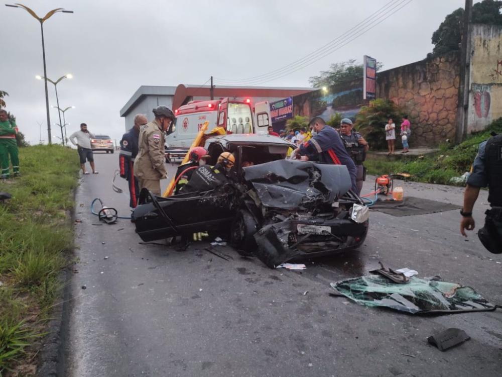 Fuga de assaltante causa acidente grave em Manaus; casal fica preso às ferragens