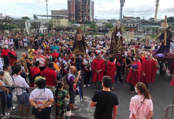 Após 2 anos sem procissão, fiéis voltam às ruas em Manaus