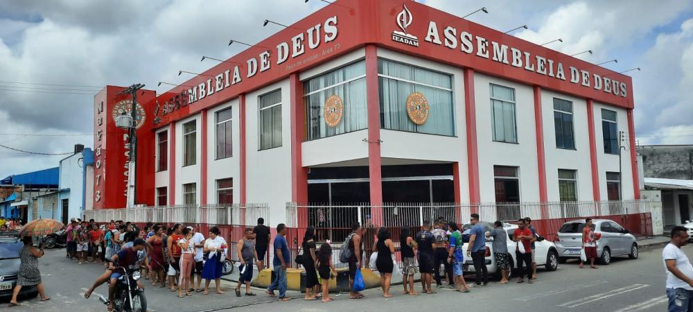 Igreja Assembleia de Deus distribui 4 mil jaraquis aos moradores do João Paulo 2 no feriado de Páscoa