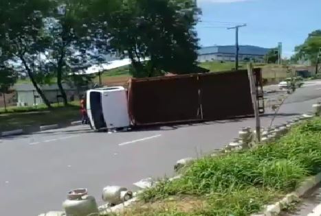 Caminhão que transportava botijas de gás capota em Manaus