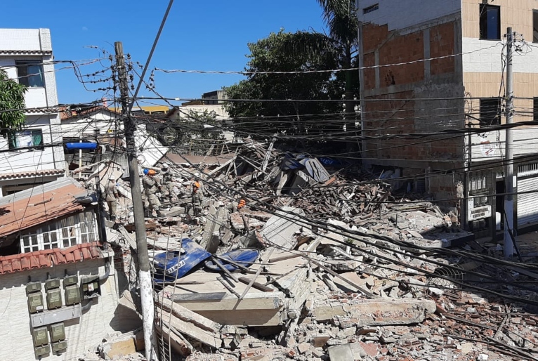 Desabamento de prédio deixa três mortos da mesma família, no ES 