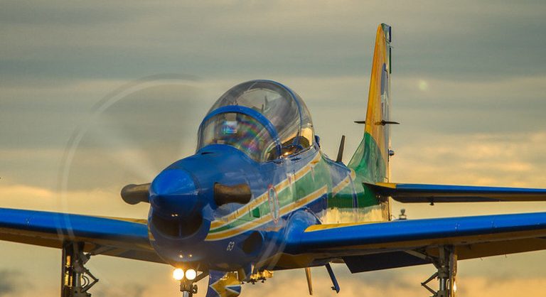 Após decolagem, aeronave da Esquadrilha da Fumaça cai em São Paulo