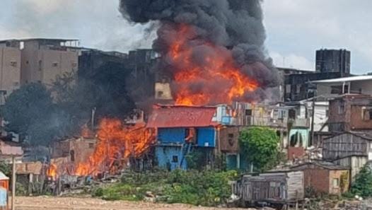 Incêndio destrói casas no bairro Raiz, em Manaus