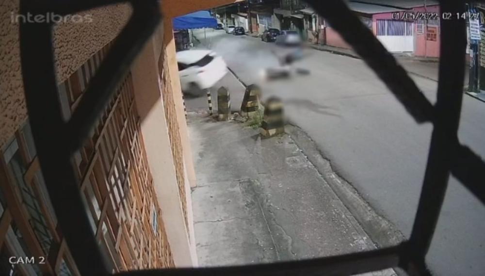 Motociclista sobrevive após colisão brusca com um carro, em Manaus