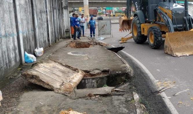 Cratera se abre na avenida General Rodrigo Otávio, em Manaus