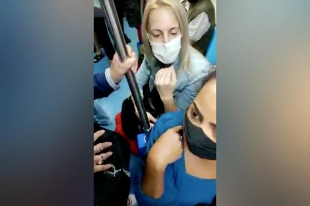 Mulher é vítima de racismo no metrô de São Paulo