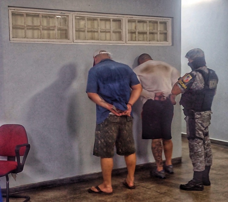 Dupla é presa após sequestrar jovem por causa de dívida do namorado 