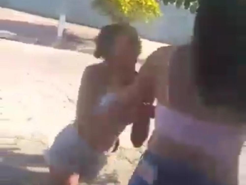 Mulher corta cabelo, raspa sobrancelha e arranca roupa da amante do marido; veja o vídeo