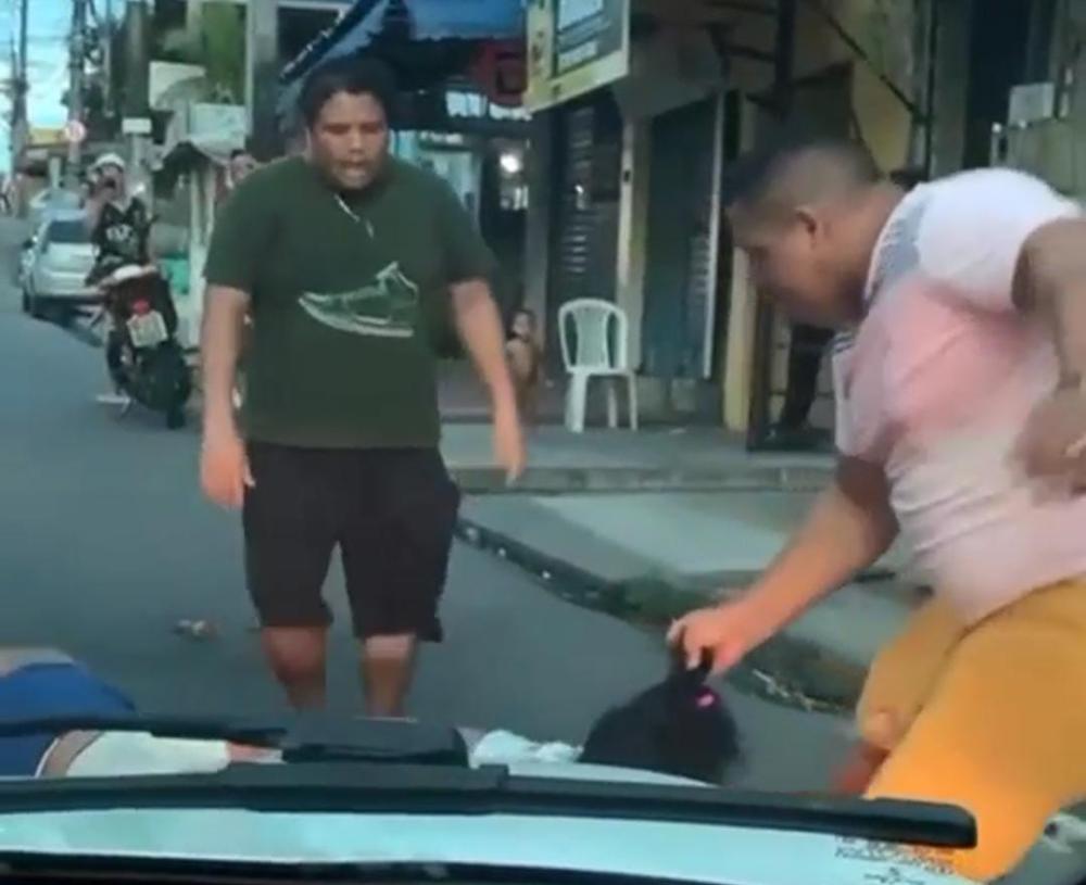 Durante briga, mulher é agredida com socos por dois homens, em Manaus; confira
