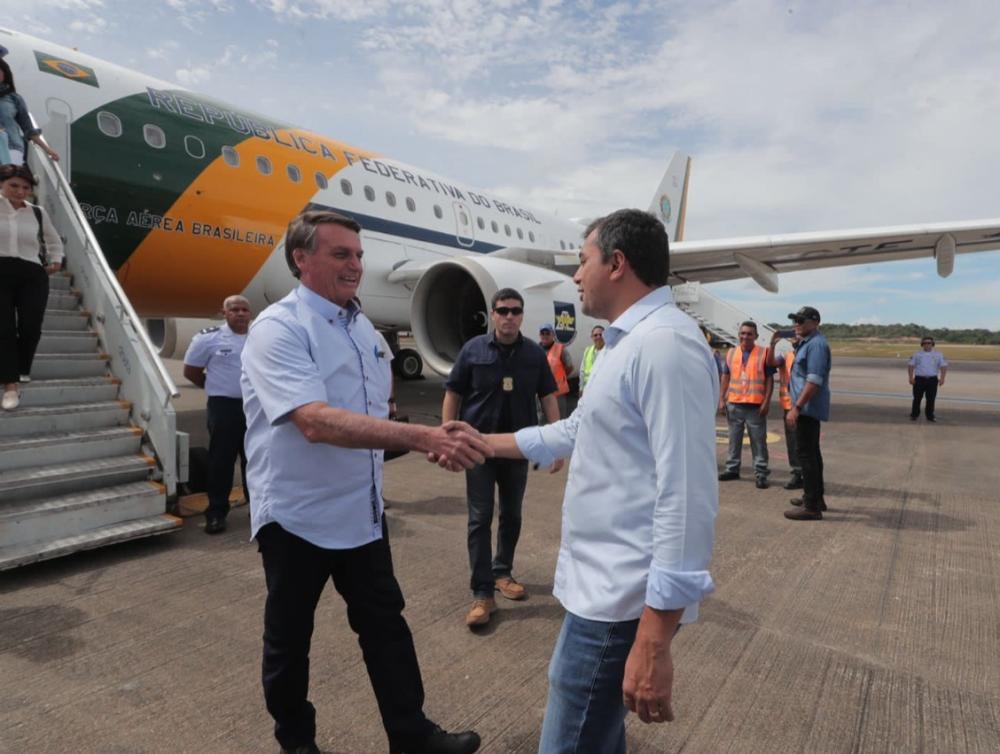 Wilson Lima recebe Jair Bolsonaro no aeroporto Eduardo Gomes; presidente participará da Marcha para Jesus 