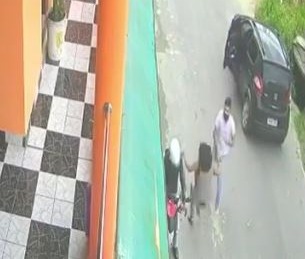 Mulher é empurrada por motorista de app após sair do carro, em Manaus 