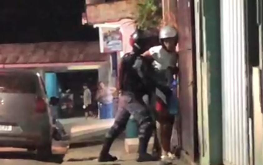 Entregador é abordado, algemado e levado preso pela polícia em Tefé; população se revolta