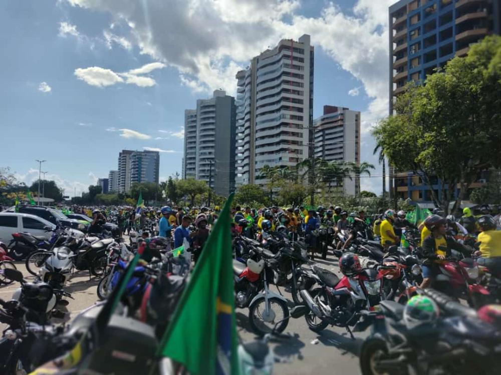 Apoiadores de Bolsonaro se reúnem na Ponta Negra para motociata em Manaus 