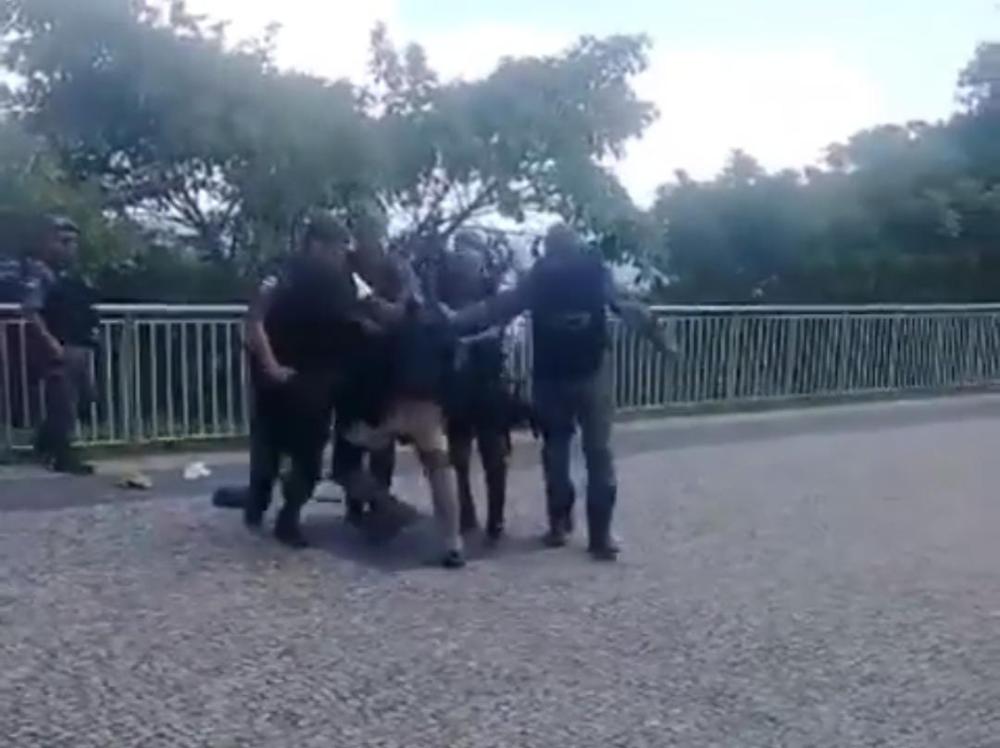 Homem é preso em flagrante portando uma faca na Ponta Negra, no início da motociata