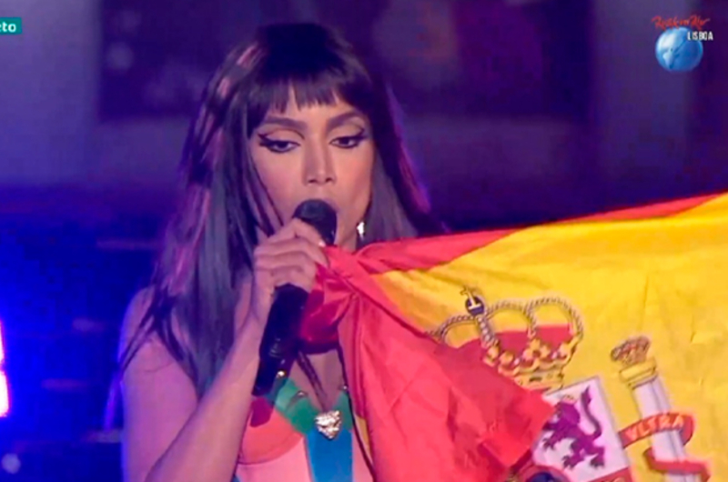 Anitta entra no palco em Portugal com bandeira da Espanha; cantora viralizou na web