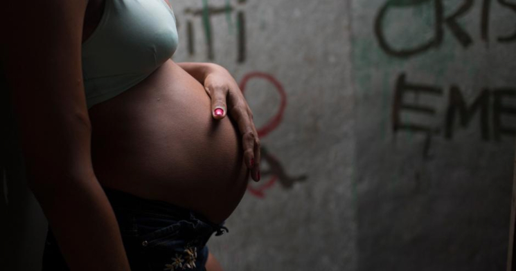 Homem obriga esposa a abortar com quase 6 meses e joga corpo do filho no lixo