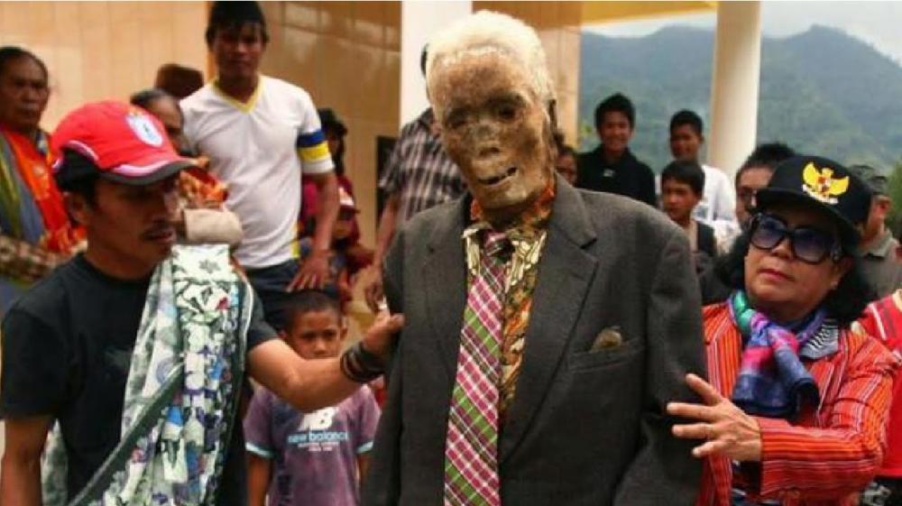 Na Indonésia, mortos são desenterrados a cada três anos para trocar de roupa e tirar fotos com parentes