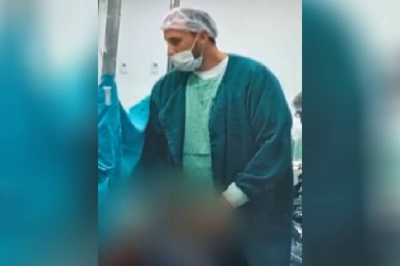 Mulher acredita que também pode ter sido vítima do médico anestesista: “Ao acordar, estava toda suja de uma coisa branca”